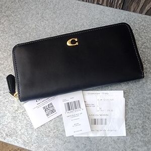 Coach NWT (Slight Flaw) Essentisls Slim Zip Wallet